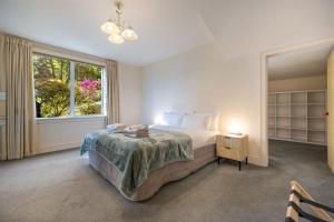 Postel nebo postele na pokoji v ubytování Hilltop Horizon - Scenic stay on Queenstown Hill