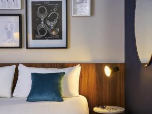 Postel nebo postele na pokoji v ubytování Mercure Paris Montparnasse Pasteur