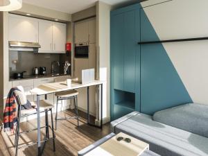 Kuchyň nebo kuchyňský kout v ubytování Aparthotel Adagio London Stratford