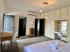 Ένα ή περισσότερα κρεβάτια σε δωμάτιο στο Cozy Super King Bed with Balcony SharedBungalow PJ