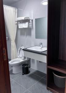 Ένα μπάνιο στο Hoàng Anh Hotel