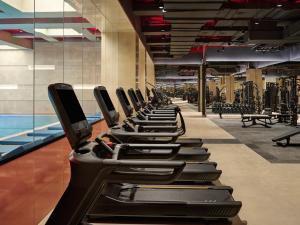 een rij hometrainers in een sportschool bij Thompson Shanghai Expo in Shanghai