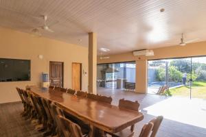 Nu GuazuにあるTu Quinta en Luqueの長いテーブルと椅子のある会議室