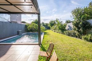 Nu GuazuにあるTu Quinta en Luqueの裏庭(スイミングプール、椅子2脚付) +12枚の写真