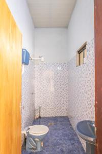 Nu GuazuにあるTu Quinta en Luqueのトイレと洗面台のあるバスルーム