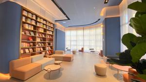 Η βιβλιοθήκη του ξενοδοχείου