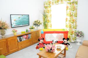 a living room with a tv and stuffed animals in it at Amplio Apartamento in Vecindario