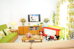 a living room with a couch and a table at Amplio Apartamento in Vecindario