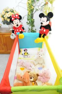 a play tent with stuffed animals in it at Amplio Apartamento in Vecindario