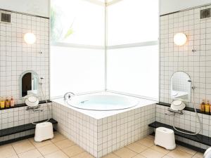 a bathroom with a tub and two toilets at Kaamlanai Harbor - Vacation STAY 48810v in Nichinan +36 photos