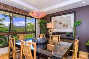 カアナパリにあるKaanapali Alii 456 · ALII 456 OceanFront Tropical Getaway w Oceaのテーブルと椅子のあるダイニングルーム
