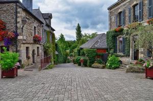 a cobblestone street in a village with buildings at Cerillac in Questembert