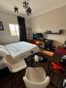 Postel nebo postele na pokoji v ubytování استديو عصري ومميز