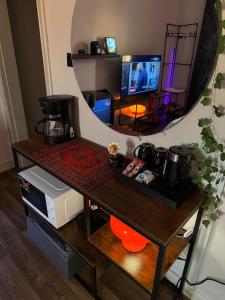 TV a/nebo společenská místnost v ubytování استديو عصري ومميز