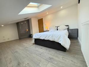 マンチェスターにあるBritlodge Livingのベッドルーム(大型ベッド1台、天窓付) +7枚の写真