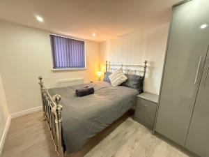 マンチェスターにあるBritlodge Livingのベッドルーム1室(金属製フレームのベッド1台、窓付)