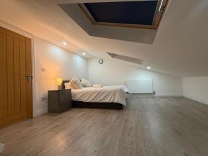 マンチェスターにあるBritlodge Livingの天井のあるベッドルーム1室(ベッド1台付)