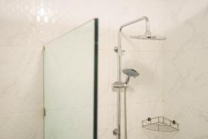 Bilik mandi di Luxury Town House in the Heart of the Old City