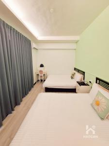 a hotel room with two beds and a chair at 芳心蘭厝民宿 in Wujie