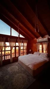 Relax moment ريلاكس مومنت في جدة: غرفة نوم بسرير كبير في غرفة بها نوافذ +18 صورة