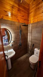 Relax moment ريلاكس مومنت في جدة: حمام مع مرحاض ومغسلة