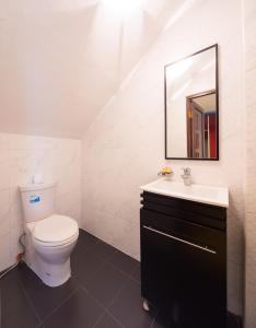 Bilik mandi di Luxury Town House in the Heart of the Old City