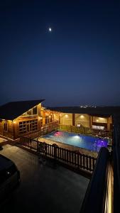 Relax moment ريلاكس مومنت في جدة: اطلالة المسبح ليلا