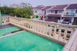un pont sur un plan d'eau avec des maisons dans l'établissement Classic Cottage at Sunway by HCK, à Petaling Jaya