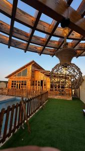 Relax moment ريلاكس مومنت في جدة: منزل خشبي مع ثريا أمامه