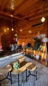 Relax moment ريلاكس مومنت في جدة: غرفة معيشة مع طاولة وكراسي في كابينة