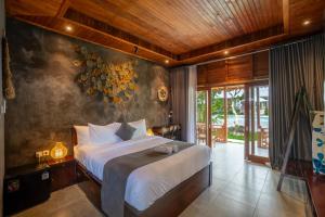 sypialnia z dużym łóżkiem w pokoju w obiekcie Puri Kurnia Ayu w mieście Ubud +118 zdjęć