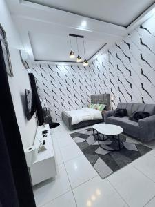 アビジャンにあるRésidence KS Ephrataのソファとテーブルのあるリビングルーム