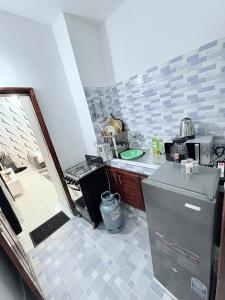 アビジャンにあるRésidence KS Ephrataのキッチン(シンク、コンロ付)