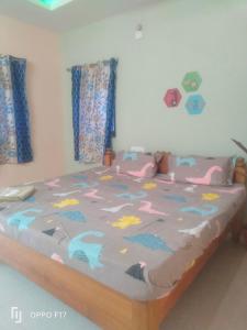 En eller flere senge i et værelse på Haneeshya Resort & Strawberry farm + 2 billeder