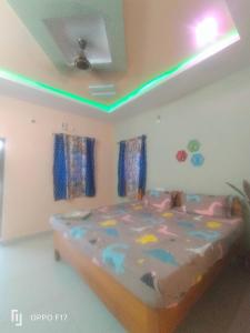 En eller flere senge i et værelse på Haneeshya Resort & Strawberry farm