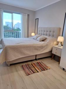 Un pat sau paturi într-o cameră la Exclusivo Departamento Vista Parque de las Aguas