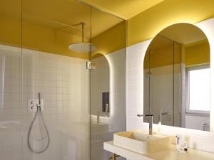 Vannituba majutusasutuses Mama Shelter Roma +196 fotot