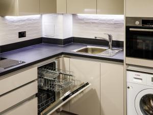 Kuchyň nebo kuchyňský kout v ubytování Aparthotel Adagio London Sutton Point