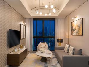 TV a/nebo společenská místnost v ubytování Fairmont Ramla Serviced Residences + 158 fotografií