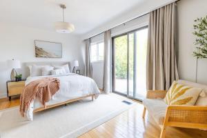 Ένα ή περισσότερα κρεβάτια σε δωμάτιο στο Private 2-BR Suite w Patio