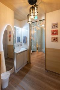 a bathroom with a sink and a large mirror at Somnus豊田 ペットOK 最大宿泊人数12名!1棟貸切の宿 in Toyota