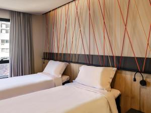 Postel nebo postele na pokoji v ubytování ibis Styles Porto Alegre Moinhos de Vento
