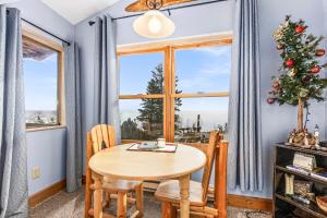 Fotografie z fotogalerie ubytování The Inn On Gitche Gumee - The Loons Nest Room v destinaci Duluth