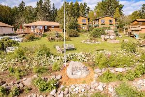 Zahrada ubytování The Inn On Gitche Gumee - The Loons Nest Room + 7 fotografií