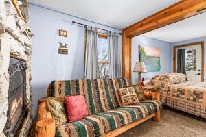 Posezení v ubytování The Inn On Gitche Gumee - The Loons Nest Room