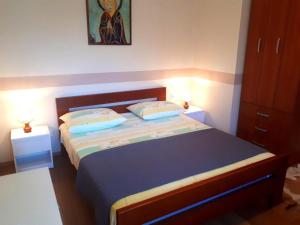 a small bedroom with a bed with two pillows at Wohnung Katarina Auf Der Insel Pag in Zubovići