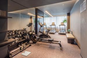 un gimnasio con dos cintas de correr y dos máquinas en Atour Hotel Guangzhou Tianhe Sports Center - Free Shuttle bus to Canton Fair Hall & Free self-service laundry & Free midnight snack & near canton fair Purchaser certificate office & big shopping mall, en Guangzhou