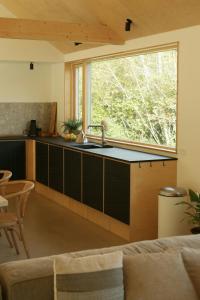 Η κουζίνα ή μικρή κουζίνα στο Arkitektonisk Refugium Ved Nordsjællands Kyst