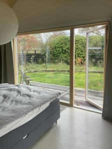 Ένα ή περισσότερα κρεβάτια σε δωμάτιο στο Arkitektonisk Refugium Ved Nordsjællands Kyst