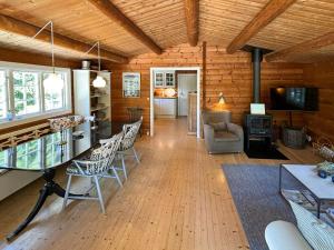 Et opholdsområde på Log Cabin On Beautiful Natural Grounds In Hornbæk